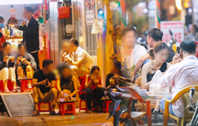 Cuối tuần, khách nhậu Sài Gòn ngồi chật kín quán, giới trẻ tụ tập tràn vỉa hè giữa dịch Covid-19
