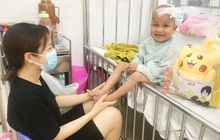 ẢNH: Nụ cười hồn nhiên của những em nhỏ trọc đầu, tay chằng chịt mũi kim tiêm trong ngày Tết thiếu nhi tại bệnh viện