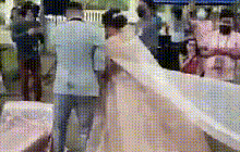 Đang đám cưới, một người đàn ông lồm cồm chui ra từ váy cô dâu khiến khách mời xanh mặt, nguyên nhân đằng sau dở khóc dở cười