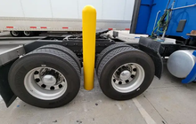 Xe container mắc kẹt theo cách không thể kỳ lạ hơn, tài xế lên MXH cầu cứu nhận ngay 27 nghìn lượt share vì quá khó