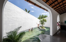 Trốn Sài Gòn, vợ chồng về quê Phú Yên xây nhà style Địa Trung Hải, dành hẳn 40m2 làm hồ bơi cho con