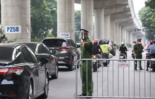 Bị kiểm tra giấy đi đường tại chốt kiểm soát Hà Nội, nam thanh niên khai xin từ "người anh xã hội"