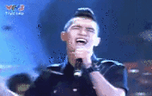 Màn live xứng đáng ghi vào lịch sử thảm hoạ: Hát như đọc, sẵn sàng buông mic để nhảy vì quá đuối