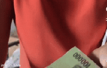 Clip ấm lòng: Người phụ nữ trong khu trọ Sài Gòn cầm xấp tiền phát cho mỗi phòng 500k hỗ trợ mùa dịch