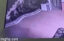 Clip gây phẫn nộ: Người đàn ông hung tợn nắm tóc, đập liên tiếp vào người và đầu của 1 phụ nữ