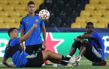 Đồng đội dán mắt theo dõi Ronaldo trình diễn skill trước "trận đánh" tiếp theo của MU ở Champions League