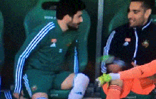 Chơi khăm thế này ăn đòn không oan: Bị phụt nước vào đúng "chỗ hiểm", cầu thủ nổi đóa tẩn luôn đồng đội