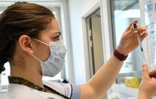 3.000 nhân viên y tế Pháp bị đình chỉ vì chưa tiêm vắc-xin COVID-19