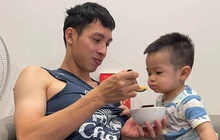 Con trai Hùng Dũng khóc oà khi bố xa nhà điều trị chấn thương