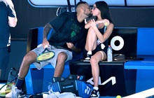Quên scandal của Djokovic đi, Australian Open vẫn "nóng" với màn thể hiện tình cảm thái quá của trai hư Kyrgios và bạn gái ngay trên sân