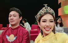 Biểu cảm lạ của MC Anh Tuấn khi chung khung hình với Hoa hậu Thùy Tiên, có người đoán: Hay là đang sợ "nóc nhà"?