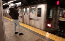 Lại thêm một nạn nhân bị đẩy xuống đường ray tàu điện ở New York: Tỷ lệ tội phạm ga tàu đang cao chưa từng thấy