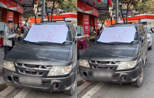 Clip: Đậu xe chắn trước cửa hàng ở Hà Nội, ô tô bị dán giấy "vô ý thức" và quấn băng dính chằng chịt