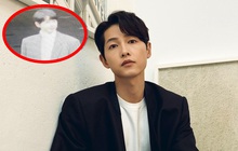 Lộ hình ảnh đầu tiên của Song Joong Ki ở hậu trường phim mới, trang phục "cổ lỗ sĩ" có dìm được anh?