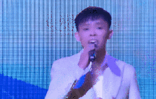Netizen chê giọng hát live của Hồ Văn Cường trên sân khấu cuối năm: Thua cả hàng xóm hát karaoke?