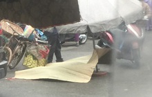 Hà Nội: Người dân kể lại khoảnh khắc cụ ông bán rau tử vong thương tâm giữa trời mưa gió ngày 27 Tết