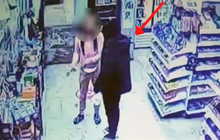 Cô gái bị kẻ lạ mặt theo về tận cửa và cố tình bắn chết, cảnh sát bàng hoàng khi xem camera 30 phút trước của cả 2 ở siêu thị