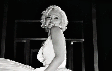 Blonde: Ngưỡng mộ hay trừng phạt Marilyn Monroe?