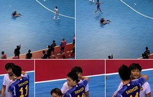 Cầu thủ futsal Indonesia được khen khi từ chối ghi bàn lúc đối phương nằm sân