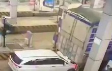 CLIP: Né phí qua trạm BOT Quảng Trị, ô tô bám theo xe tải bị va chạm nát đầu