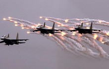 "Hổ mang chúa" Su-30MK2 thả pháo sáng trên bầu trời thủ đô