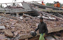 Người đàn ông ở Indonesia mất 11 người thân trong động đất
