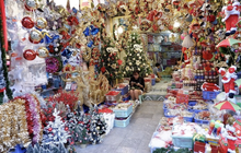 Thị trường đồ trang trí Giáng sinh nhộn nhịp vào mùa