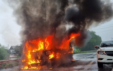 Xe khách bốc cháy dữ dội trên cao tốc Pháp Vân - Cầu Giẽ