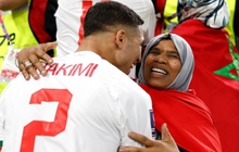 Chuyện xúc động sau bức ảnh ôm mẹ ăn mừng của sao Maroc ở trận thắng Bỉ