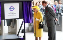 Nữ hoàng Anh xuất hiện tại một sự kiện mà không báo trước với diện mạo gây chú ý và nhận món quà đặc biệt