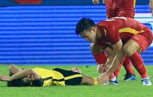Cầu thủ U23 Việt Nam sơ cứu cho đồng nghiệp Malaysia bị đau ở bán kết SEA Games 31