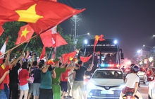 Ảnh, clip: CĐV cả nước vỡ òa, nhiều người ở Hà Nội và TP.HCM đổ ra đường ăn mừng chiến thắng nghẹt thở của U23 Việt Nam