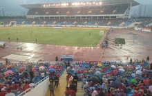 Trực tiếp U23 Việt Nam vs U23 Thái Lan: Fan đội mưa, dần lấp đầy các khán đài Mỹ Đình