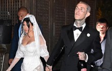 Chị cả Kardashian mặc váy cưới như nội y trong hôn lễ lần 3 với Travis Barker