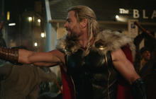 Thor khoe thân hình như tạc tượng, ác nhân Gorr lộ diện trong trailer chính thức