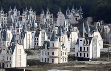 “Thị trấn cổ tích Disney” 4.600 tỷ có hàng trăm lâu đài thần tiên nhưng bước vào bên trong lại hoang tàn như thành phố ma