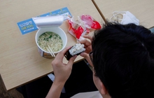 Dân văn phòng Hàn Quốc ăn trưa một mình do giá sinh hoạt tăng cao