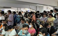 Hàng ngàn người ở TP HCM chen chân làm hộ chiếu mẫu mới