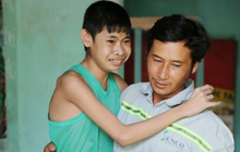 Đường cùng của một người cha: 16 năm nuôi con tật nguyền, bật khóc khi vợ bị u não mà không đủ tiền chữa trị