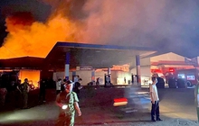 Hà Nội: Cháy xưởng gỗ sát cây xăng Đồng Lư