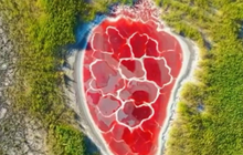 Kinh ngạc hồ nước đỏ thẫm mang hình dáng hệt như một quả tim