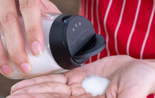 Thêm muối vào thức ăn có thể làm giảm hơn hai năm tuổi thọ