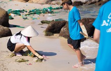 Người phụ nữ Hà Nội cùng con bỏ phố về biển dọn rác, thành lập nhóm tình nguyện ‘khoác màu áo mới’ cho biển