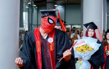 Sinh viên tạo dáng "độc lạ" khi nhận bằng tốt nghiệp