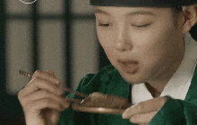 Vì sao đũa kim loại trơn trượt, khó gắp thức ăn nhưng người Hàn lại ưa chuộng dùng suốt hàng thế kỷ?