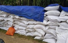 Một trưởng thôn "ăn chặn" gần 5 tấn gạo hỗ trợ cho dân để đem nấu rượu, cho em dâu