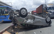 TP.HCM: Ô tô GrabCar bị xe container tông lật ngửa trên Xa lộ Hà Nội