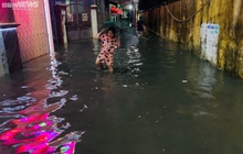 Quy Nhơn: Mưa lớn, người dân lội bì bõm giữa biển nước