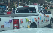 Xe bán tải dán chi chít bánh kẹo chạy khắp phố đính kèm lời kêu gọi đáng yêu