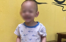 Bé trai 2 tuổi bị bỏ rơi dưới trời mưa ở Hà Nội